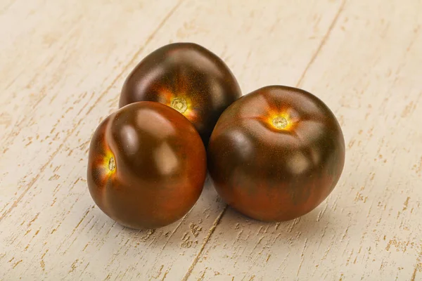 Preto Saboroso Suculento Kumato Tomate Heap — Fotografia de Stock