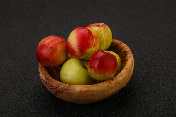 Dolci Piccole Pesche Verdi Nel Cestino — Foto Stock