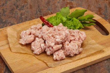 Ev yapımı kıymalı domuz eti pişirmeye hazır.