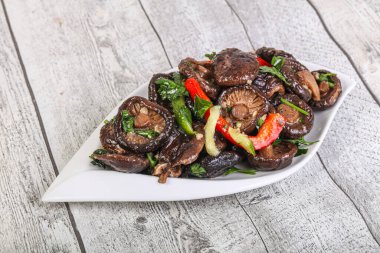 Baharatlı ve otlu terbiye edilmiş Shiitake mantarı.