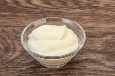 Süt ekşi krema kasede