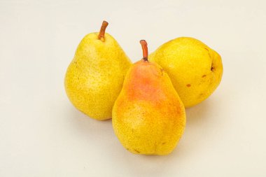 Arka planda taze sarı armut