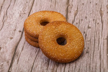 Tatlı ve çıtır çıtır zencefilli kurabiye yığını