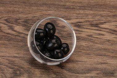 Kasede marine edilmiş siyah zeytin.