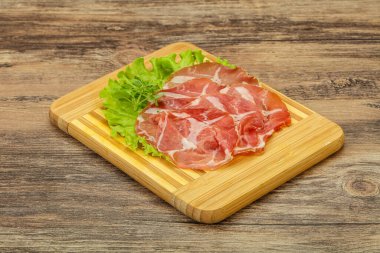 Lezzetli tütsülenmiş domuz budu.