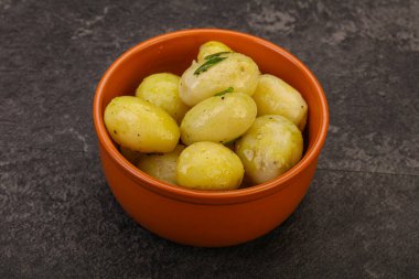 Kasede taze haşlanmış patates soğan servis edildi.