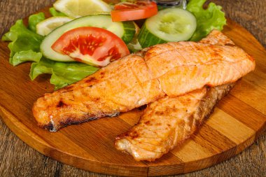 Izgara somon, sebze ve limon dilimi.