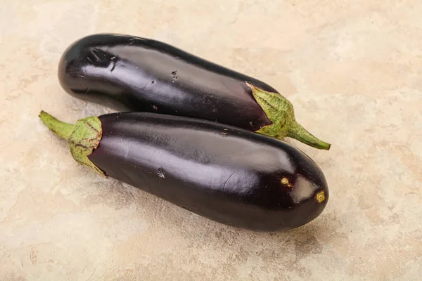 Deux Aubergines Crues Mûres Isolées Pour Cuisson — Photo