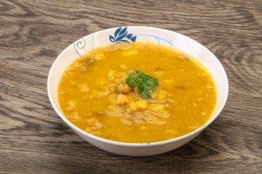 Füme et ve sebzeli bezelye çorbası.