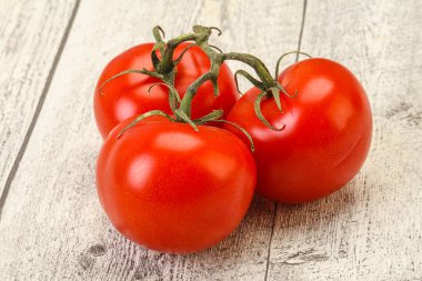 Kırmızı parlak olgun ve tatlı domates dalı