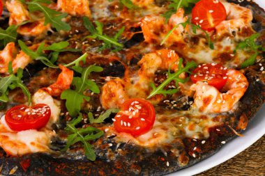 Karides ve roka ile pizza.