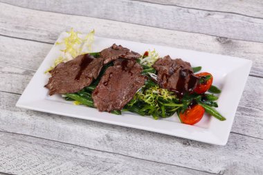 Yeşil fasulye ve kiraz domatesli biftek salatası.