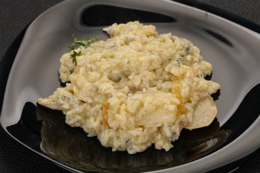 Armut ve gorgonzola peynirli risotto.