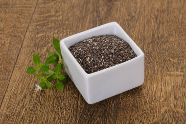 Tahta arka planda diyet Chia tohumları var.