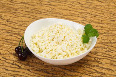 Taze kaymak tabaktaki taze kaymak. Naneli ve vişneli.