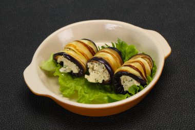 Peynirli patlıcan dolması ve otlar salata servis