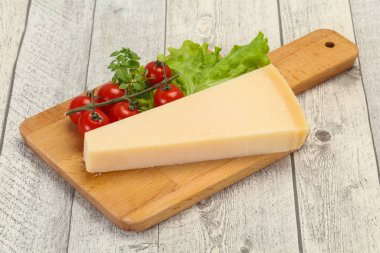 İtalyan geleneksel parmesan peyniri üçgeni salata servis etti