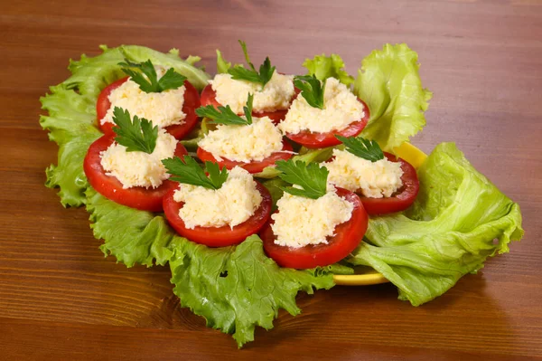 Kawałki Pomidorów Serem Serwowane Pietruszki Liści Sałatki — Zdjęcie stockowe