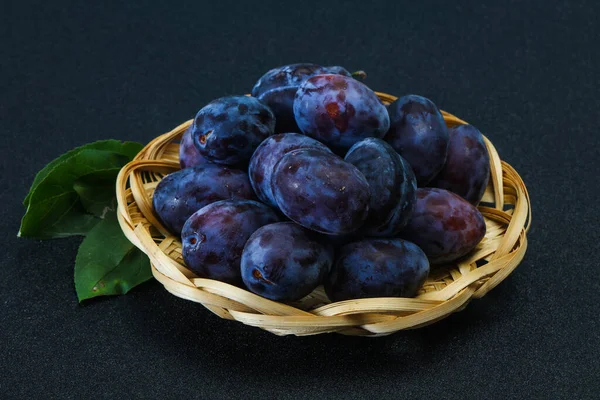 Montón Ciruela Madura Cesta Con Hojas — Foto de Stock