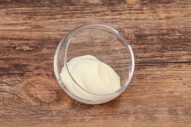 Süt ekşi krema kasede