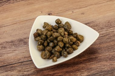 Kasede salamura edilmiş kapari.