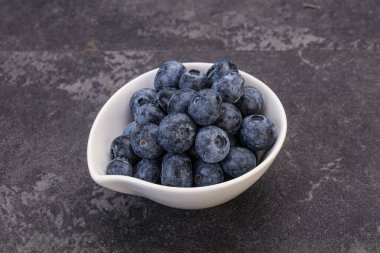 Arka planda tatlı sulu yaban mersini yığını