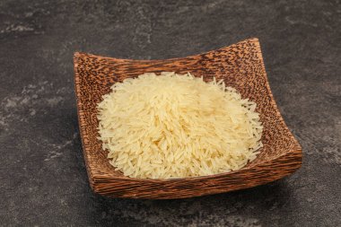 Tabakta çiğ Hint basmati pilavı