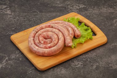 Izgara için çiğ domuz sosisi halkası.