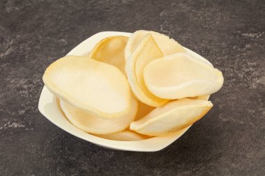 Asya usülü - kâsede ev yapımı karides cipsi