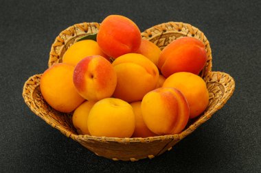 Taze, tatlı, birkaç kayısı meyvesi.