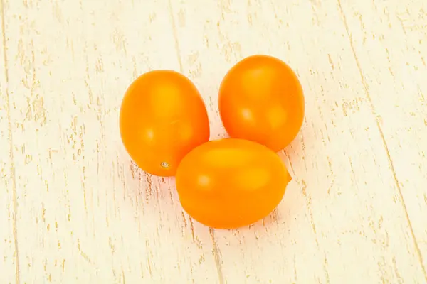 Vegetais Saborosos Tomate Amarelo Heap Sobre Fundo — Fotografia de Stock