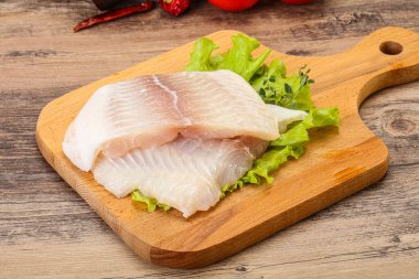 Pişirmek için çiğ pangasius fileto balığı.