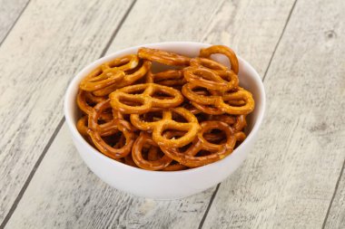 Tabaktaki tuzlu kraker yığını.