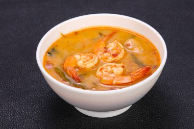 Karidesli ünlü Tayland Tom Yam çorbası.