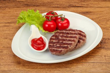 Domates soslu ızgara burger pirzolası