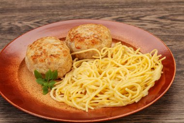 Peynirli spagetti ve ev yapımı tavuk pirzolası.