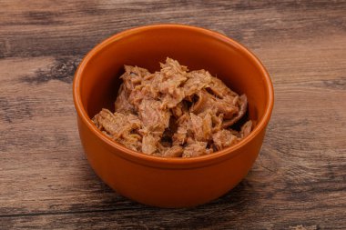 Salata için konserve ton balığı filetosu.