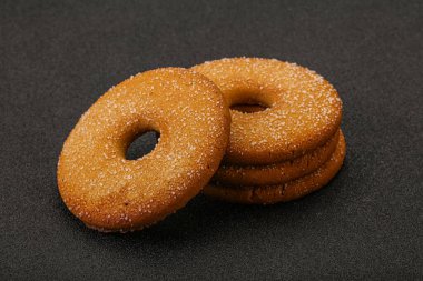 Tatlı ve çıtır çıtır zencefilli kurabiye yığını