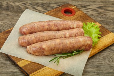 Biberiyeli ızgara için çiğ domuz eti sosisi.