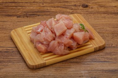 Pişirmek için çiğ tavuk göğsü.