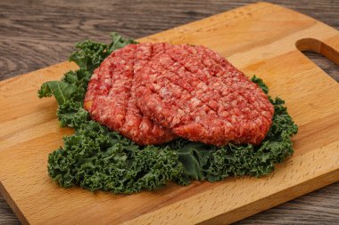 Izgara için çiğ sığır eti pirzolası.