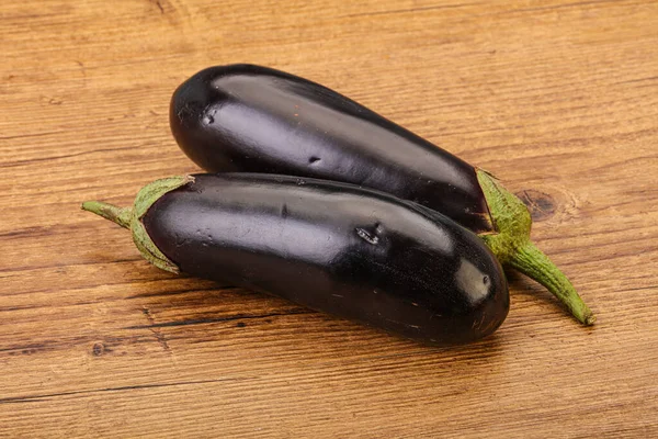 Deux Aubergines Crues Mûres Isolées Pour Cuisson — Photo