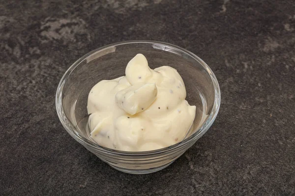 シーザークリームソースパルメザンチーズとハーブ — ストック写真