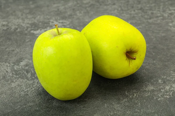 Dos Manzanas Verdes Maduras Dulces Sabrosas — Foto de Stock