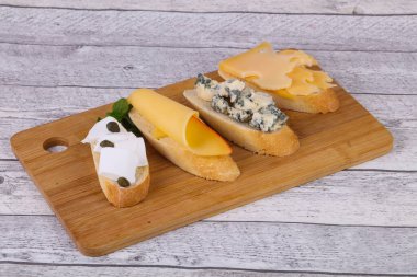 Çeşitli peynir ve fesleğen yaprakları ve kapari servis edilir.