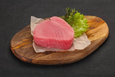 Çiğ ton balığı bifteği pişirmeye hazır.