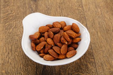 Kavanozda badem ezmesi