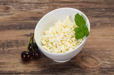 Taze kaymak tabaktaki taze kaymak. Naneli ve vişneli.