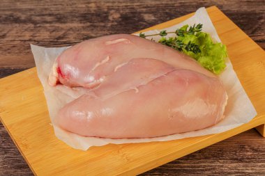 Pişirmek için çiğ tavuk göğsü.