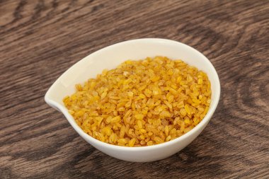 Vejetaryen mutfağı. Kasede pişirmek için kuru bulgur.